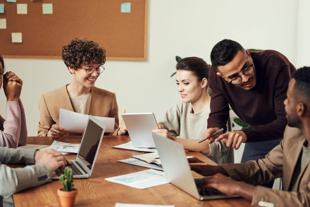 How to create an engaging training program, Key components of effective employee training, Training program engagement strategies, Interactive training methods for adults, How to measure training program success